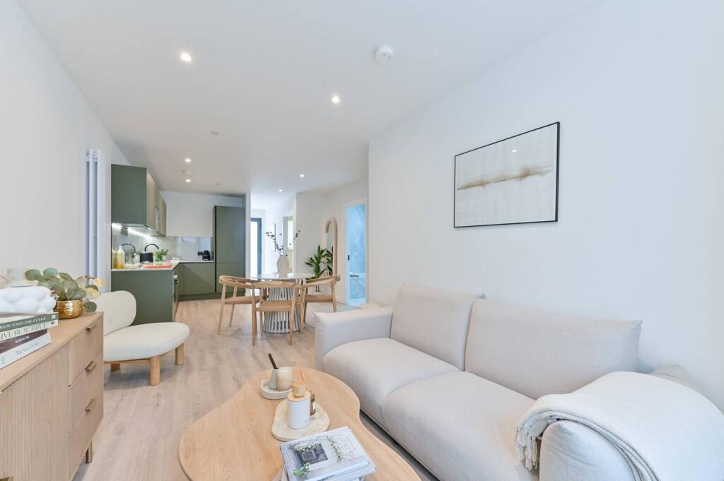 1 bed 1st Floor Flat for rent in . From Foxtons - Wimbledon