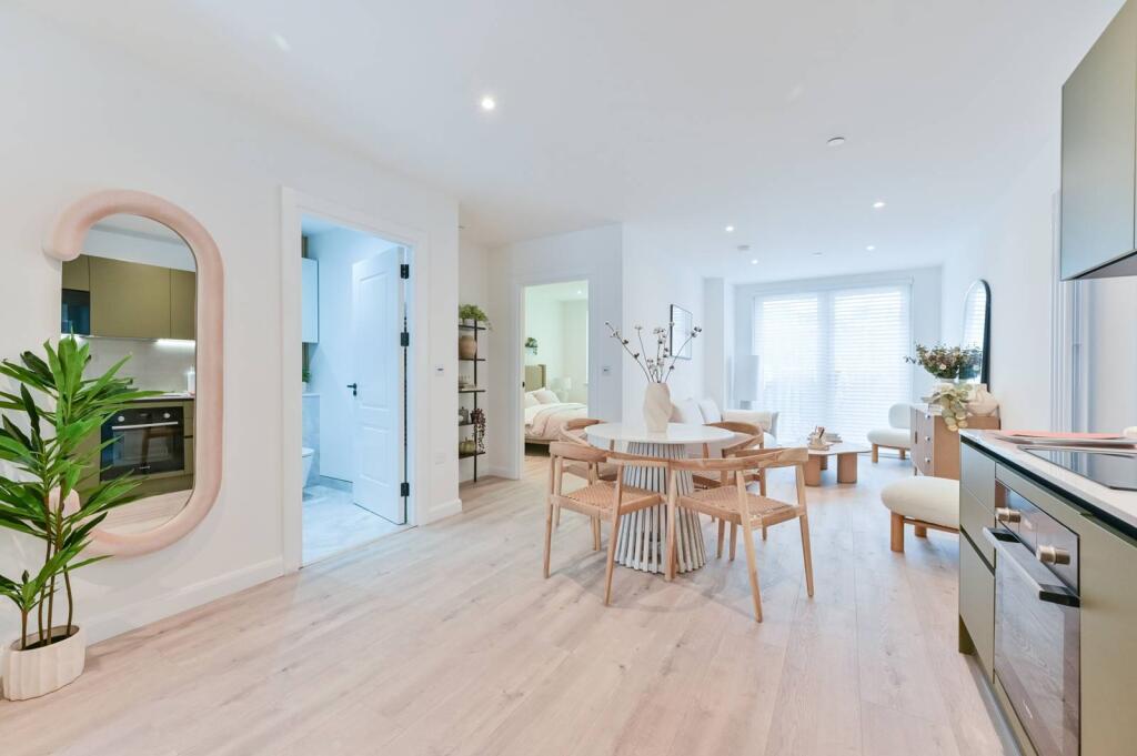 2 bed 1st Floor Flat for rent in . From Foxtons - Wimbledon