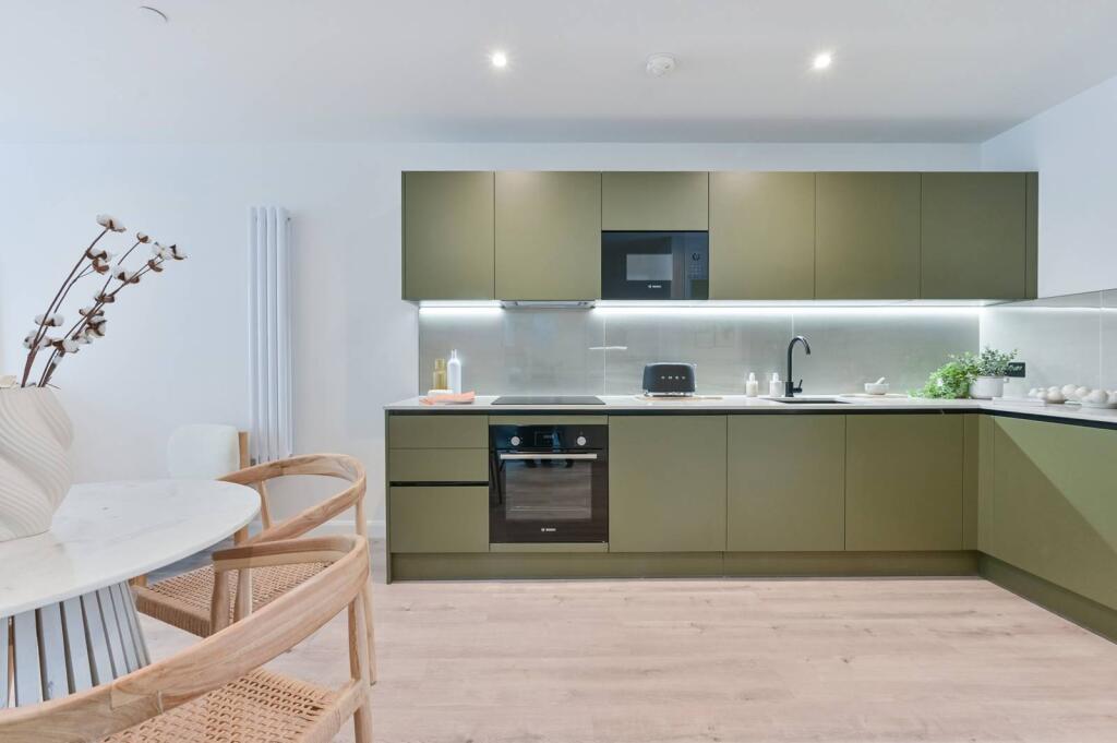 2 bed 1st Floor Flat for rent in . From Foxtons - Wimbledon