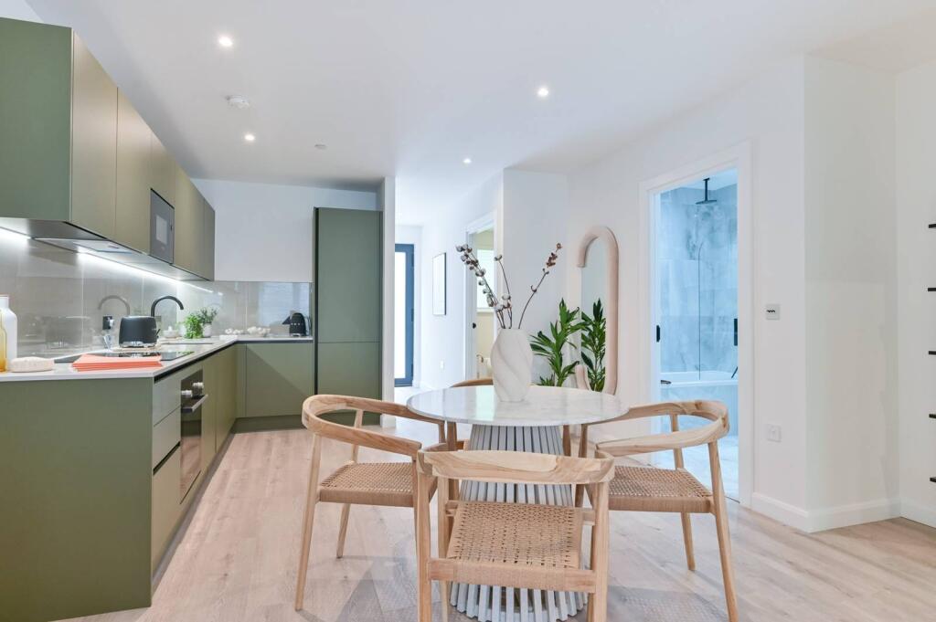 2 bed 1st Floor Flat for rent in . From Foxtons - Wimbledon