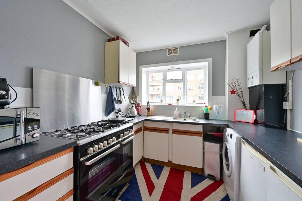 3 bed 1st Floor Flat for rent in London. From Foxtons - Wimbledon