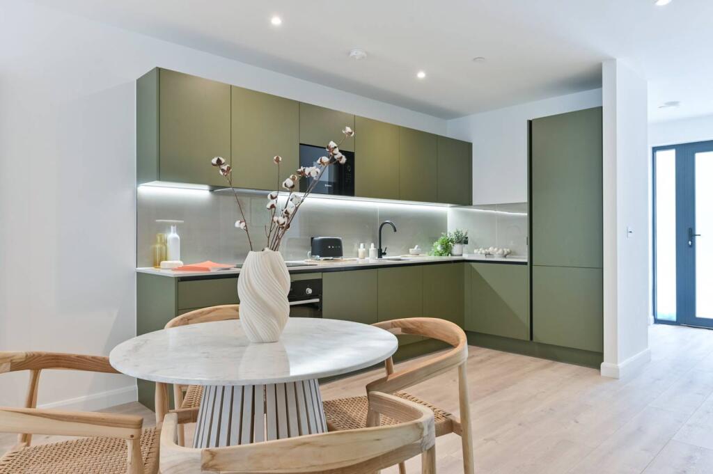 2 bed 1st Floor Flat for rent in . From Foxtons - Wimbledon