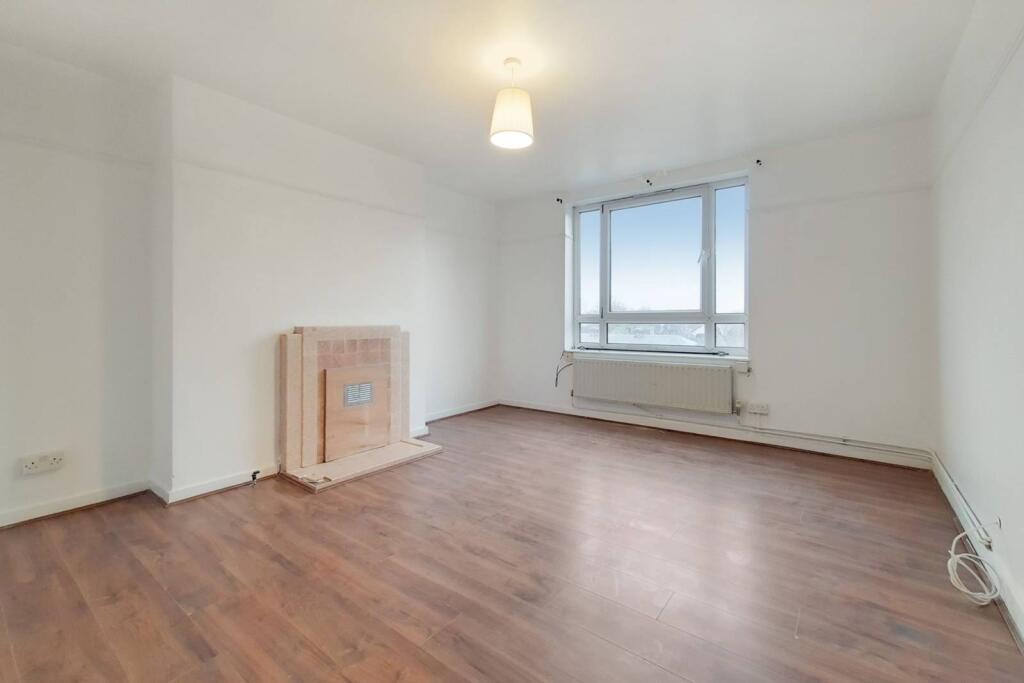 3 bed 1st Floor Flat for rent in London. From Foxtons - Wimbledon