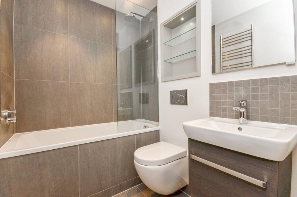 2 bed 1st Floor Flat for rent in London. From Foxtons - Wimbledon