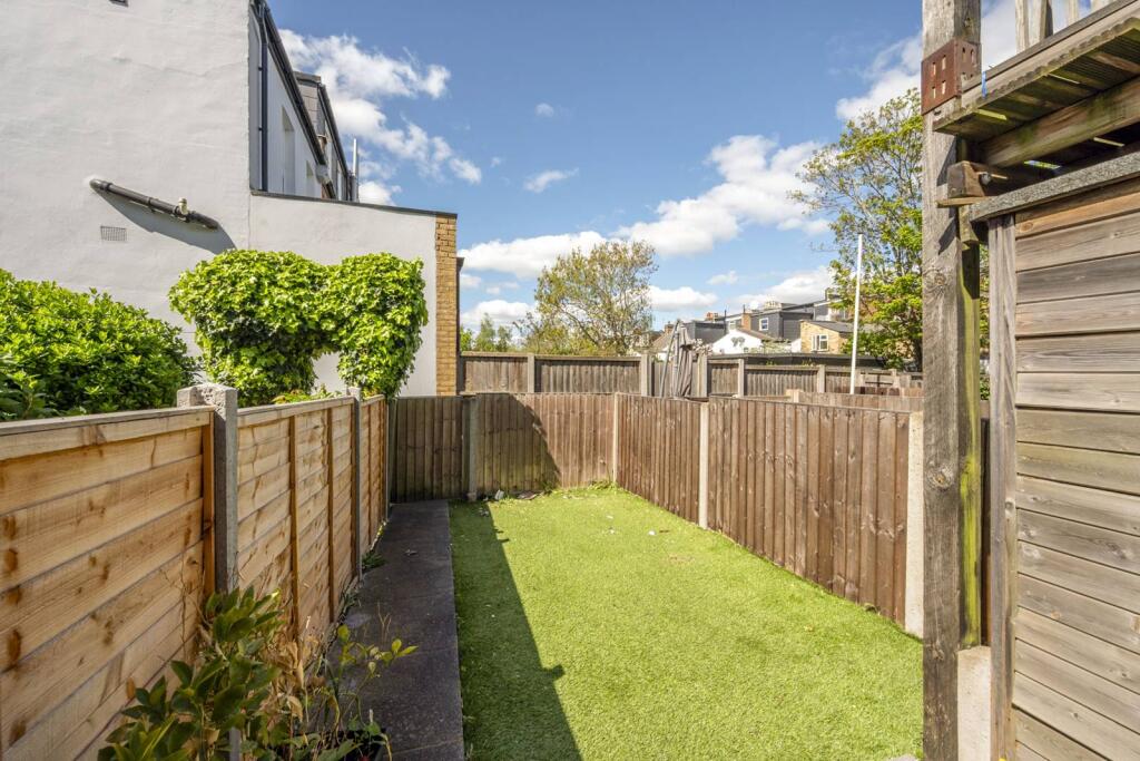 3 bed Annexe for rent in London. From Foxtons - Wimbledon