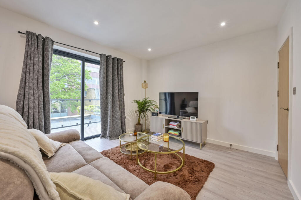 1 bed 1st Floor Flat for rent in London. From Foxtons - Wimbledon