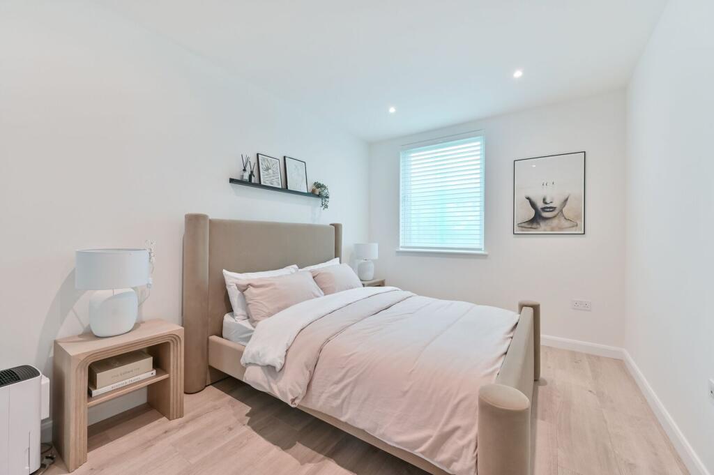 2 bed 1st Floor Flat for rent in . From Foxtons - Wimbledon