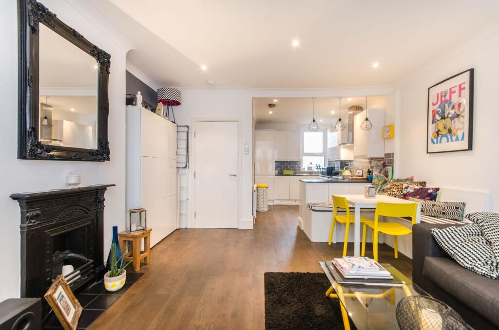 3 bed 1st Floor Flat for rent in London. From Foxtons - Wimbledon