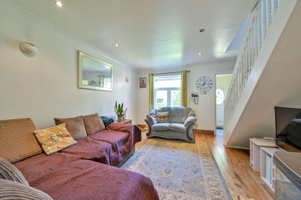 2 bed Mid Terraced House for rent in London. From Foxtons - Wimbledon