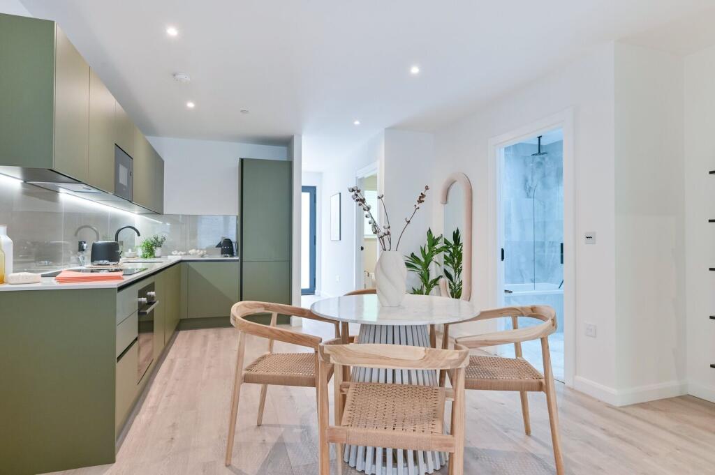 2 bed 1st Floor Flat for rent in . From Foxtons - Wimbledon