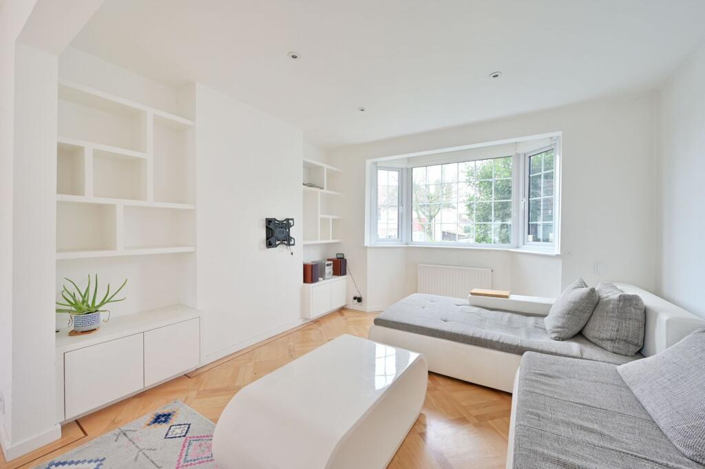 3 bed Mid Terraced House for rent in New Malden. From Foxtons - Wimbledon