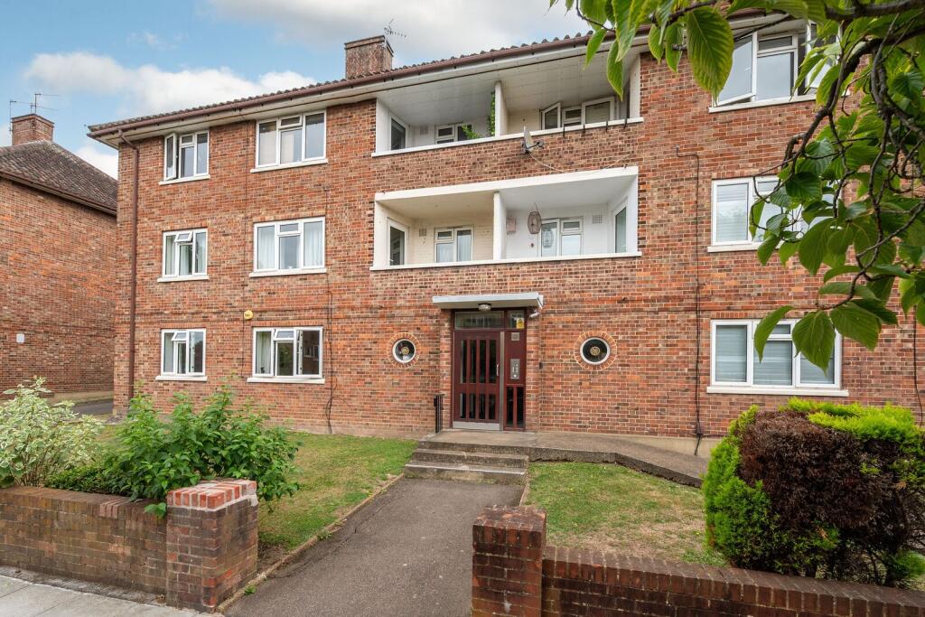 3 bed 1st Floor Flat for rent in Wimbledon. From Foxtons - Wimbledon