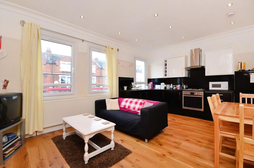 2 bed 1st Floor Flat for rent in London. From Foxtons - Wimbledon