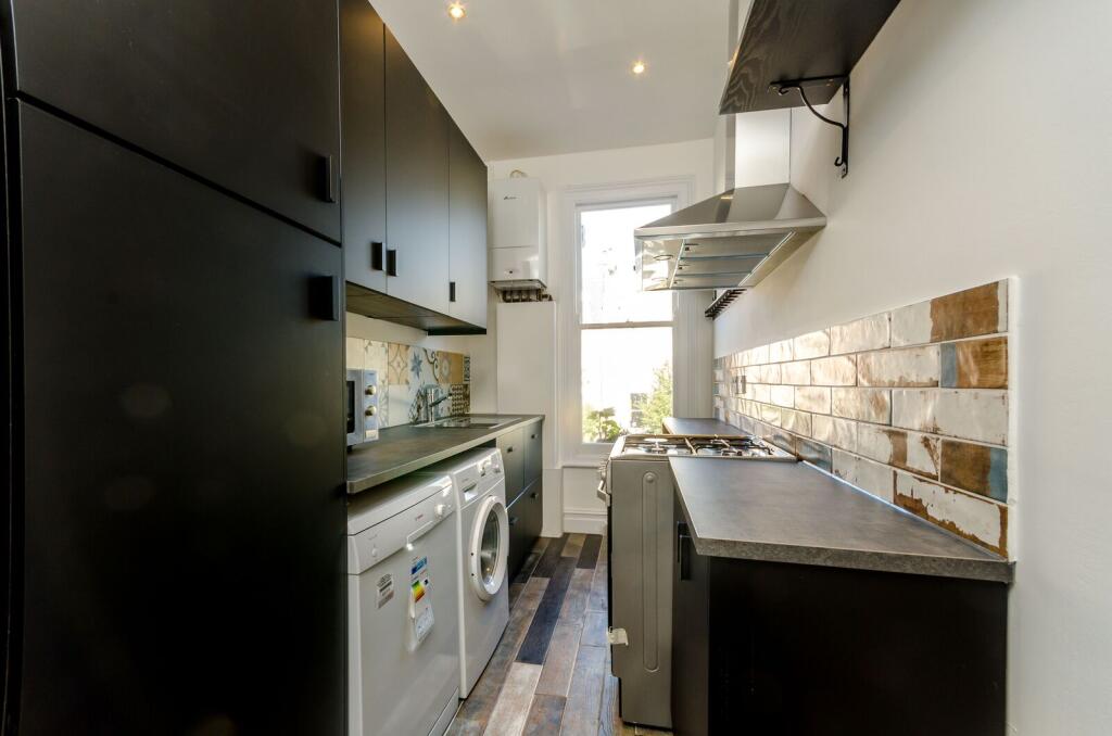 2 bed 1st Floor Flat for rent in London. From Foxtons - Wimbledon