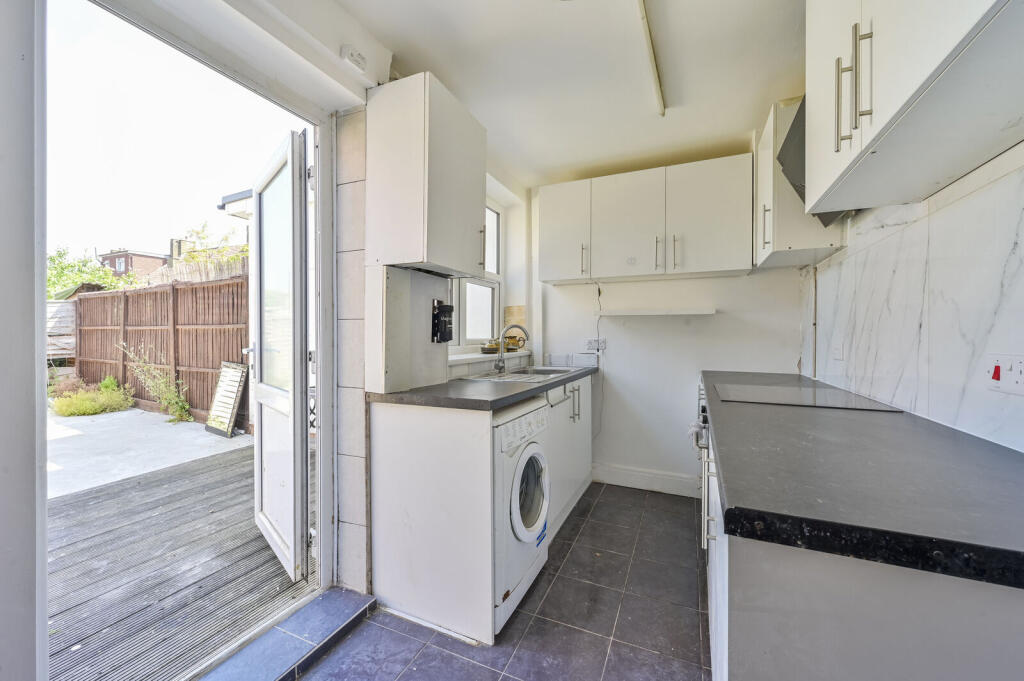 3 bed End of Terrace for rent in Mitcham. From Foxtons - Wimbledon 3 bed End of Terrace for rent in Mitcham. From Foxtons - Wimbledon