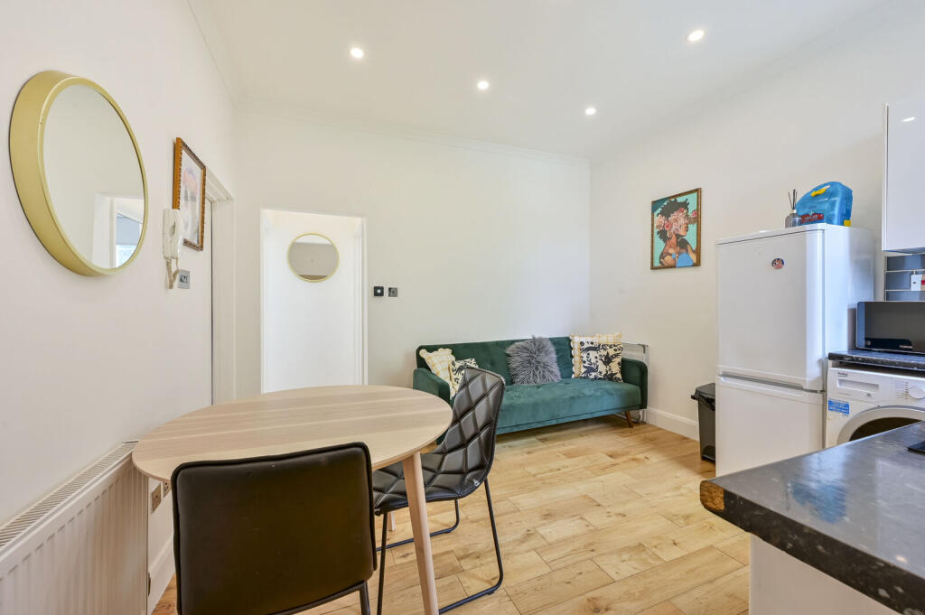 3 bed 1st Floor Flat for rent in Wimbledon. From Foxtons - Wimbledon