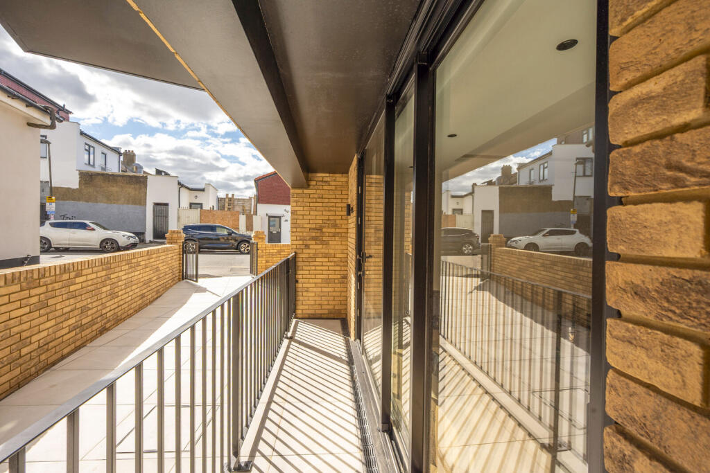 2 bed 1st Floor Flat for rent in Mitcham. From Foxtons - Wimbledon