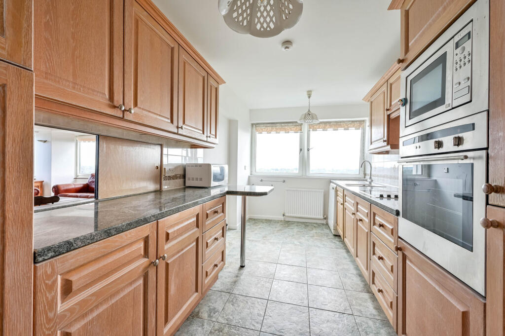 2 bed 1st Floor Flat for rent in London. From Foxtons - Wimbledon