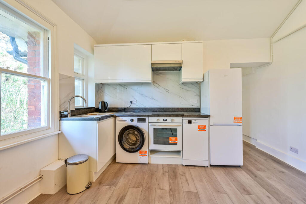1 bed 1st Floor Flat for rent in London. From Foxtons - Wimbledon