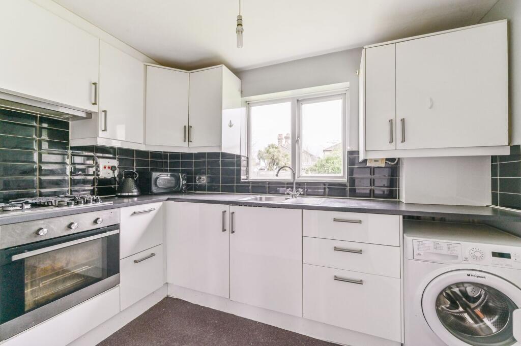 2 bed 1st Floor Flat for rent in Carshalton. From Foxtons - New Malden