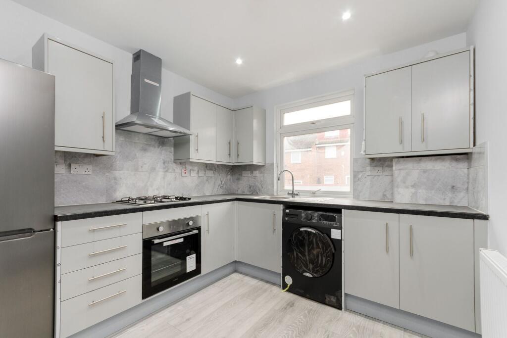 3 bed 1st Floor Flat for rent in Carshalton. From Foxtons - New Malden 3 bed 1st Floor Flat for rent in Carshalton. From Foxtons - New Malden