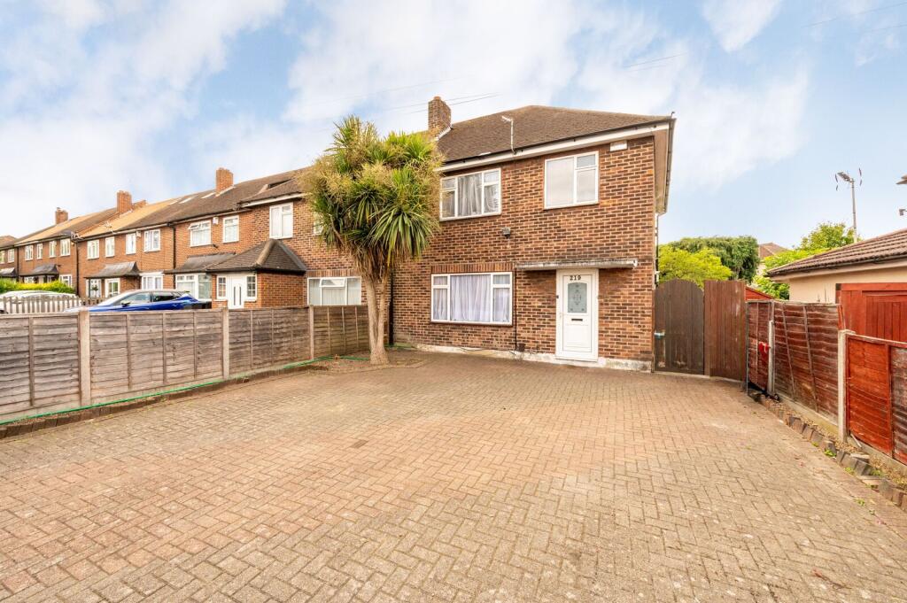 3 bed Semi Detached for rent in Worcester Park. From Foxtons - New Malden 3 bed Semi Detached for rent in Worcester Park. From Foxtons - New Malden