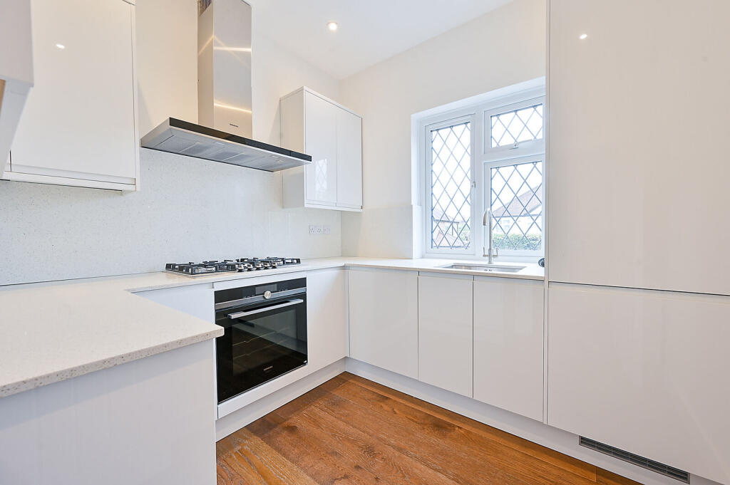3 bed 1st Floor Flat for rent in Worcester Park. From Foxtons - New Malden