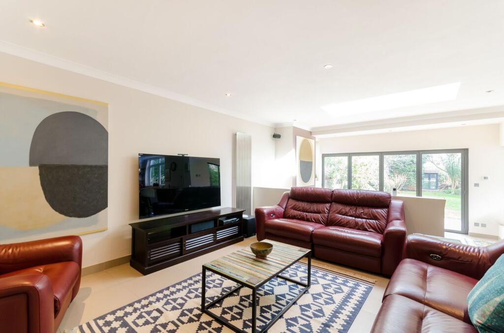 5 bed Detached for rent in Kingston upon Thames. From Foxtons - New Malden