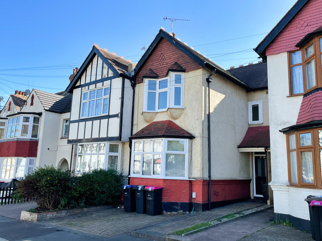 3 bed Mid Terraced House for rent in Essex. From Martin & Co - Southen On Sea