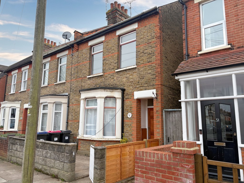 3 bed Mid Terraced House for rent in Essex. From Martin & Co - Southen On Sea