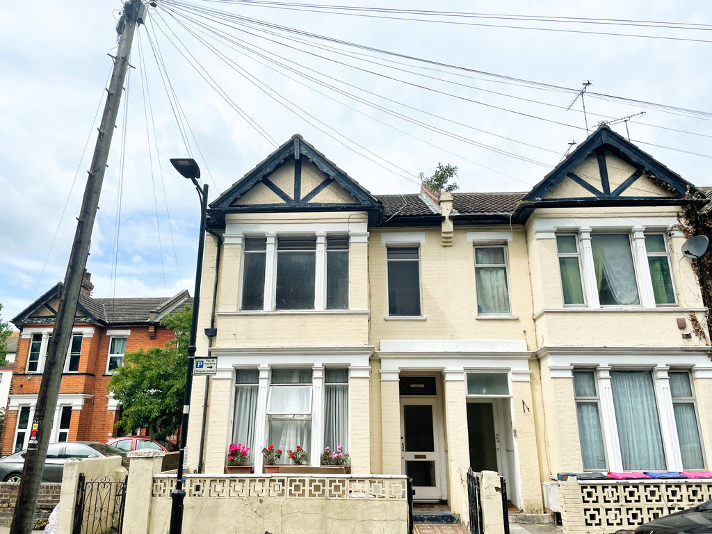 3 bed 1st Floor Flat for rent in Essex. From Martin & Co - Southen On Sea