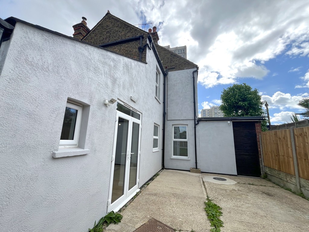 6 bed House Share for rent in Essex. From Martin & Co - Southen On Sea