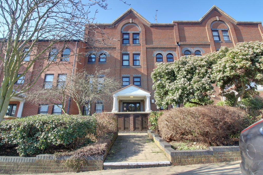3 bed Penthouse for rent in Essex. From Martin & Co - Southen On Sea