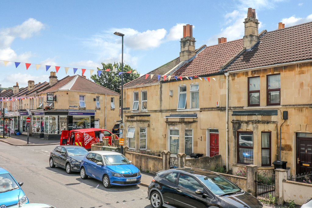 5 bed Mid Terraced House for rent in Bath & North East Somerset. From Martin & Co - Bath