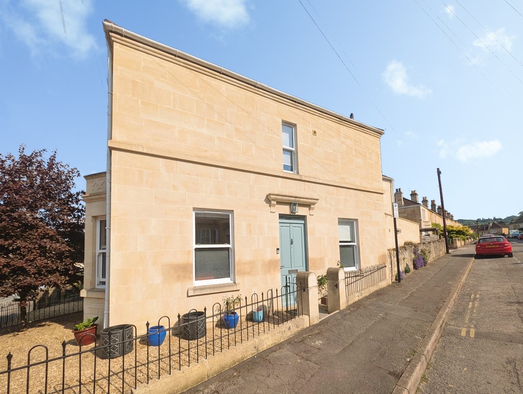 3 bed Mid Terraced House for rent in Bath. From Martin & Co - Bath