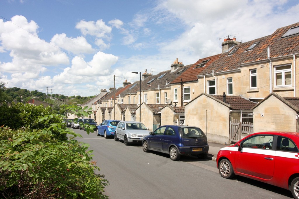 3 bed Mid Terraced House for rent in Bath & North East Somerset. From Martin & Co - Bath