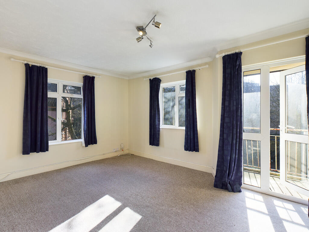2 bed 1st Floor Flat for rent in Crawley. From Martin & Co - Crawley