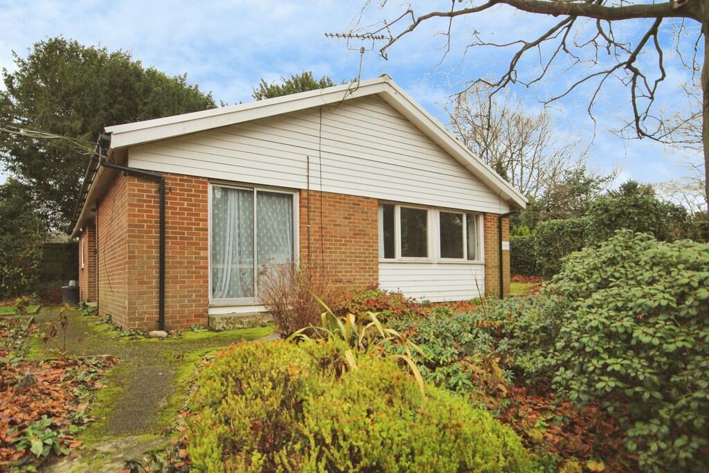 2 bed Detached bungalow for rent in Dormansland. From Martin & Co - Crawley 2 bed Detached bungalow for rent in Dormansland. From Martin & Co - Crawley