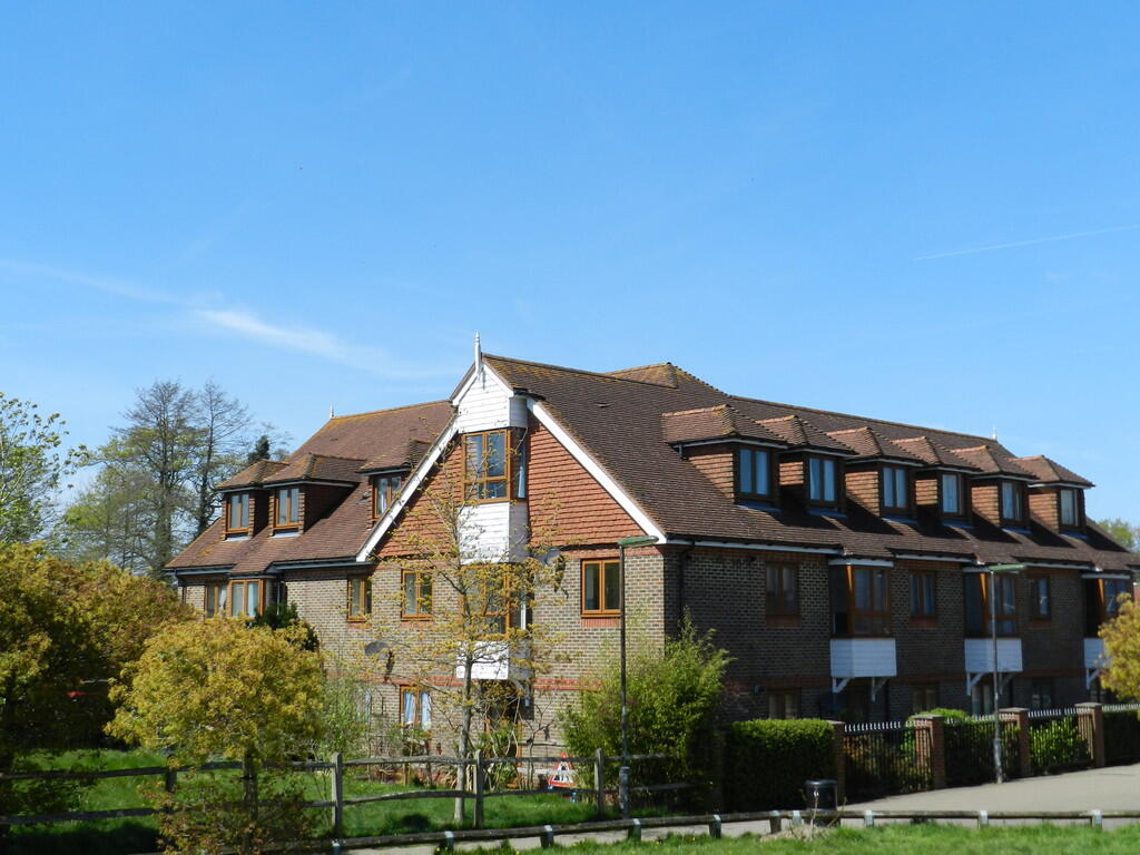 2 bed Apartment for rent in Crawley. From Martin & Co - Crawley