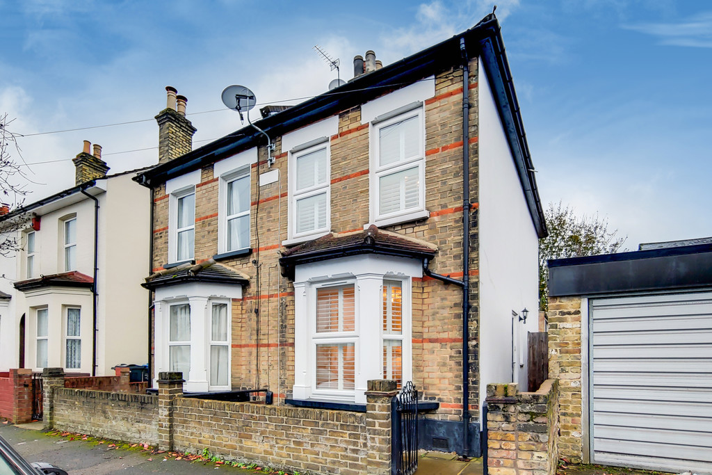 2 bed Semi-Detached House for rent in Surrey. From Martin & Co - Croydon