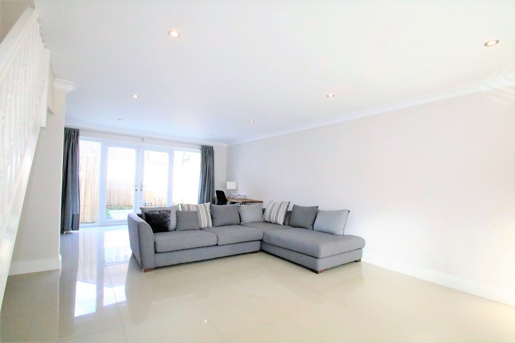 3 bed Detached House for rent in Purley. From Martin & Co - Croydon