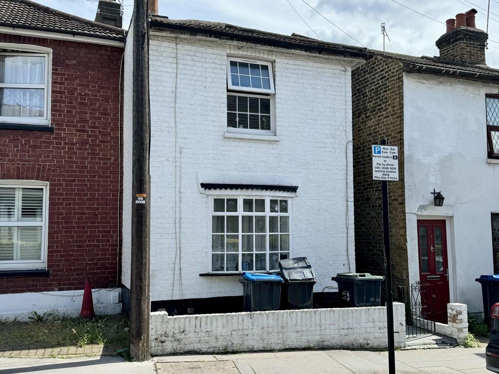 2 bed End Terraced House for rent in Surrey. From Martin & Co - Croydon