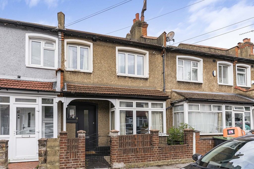 3 bed Mid Terraced House for rent in Surrey. From Martin & Co - Croydon