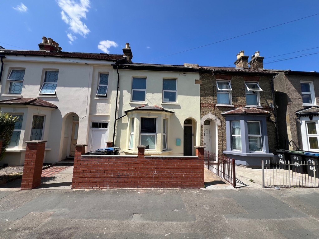 3 bed Mid Terraced House for rent in Croydon. From Martin & Co - Croydon