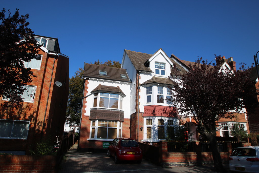 1 bed 1st Floor Flat for rent in Surrey. From Martin & Co - Croydon