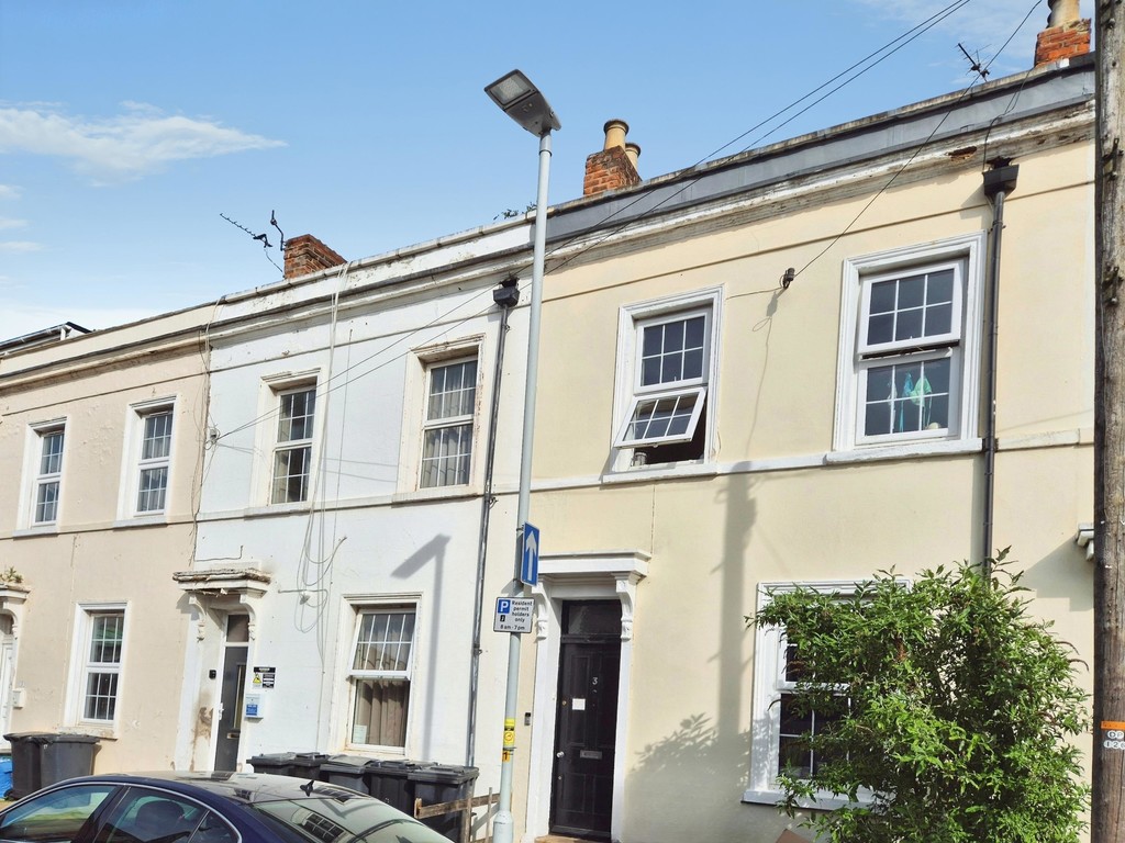 4 bed Mid Terraced House for rent in Gloucestershire. From Martin & Co - Gloucester