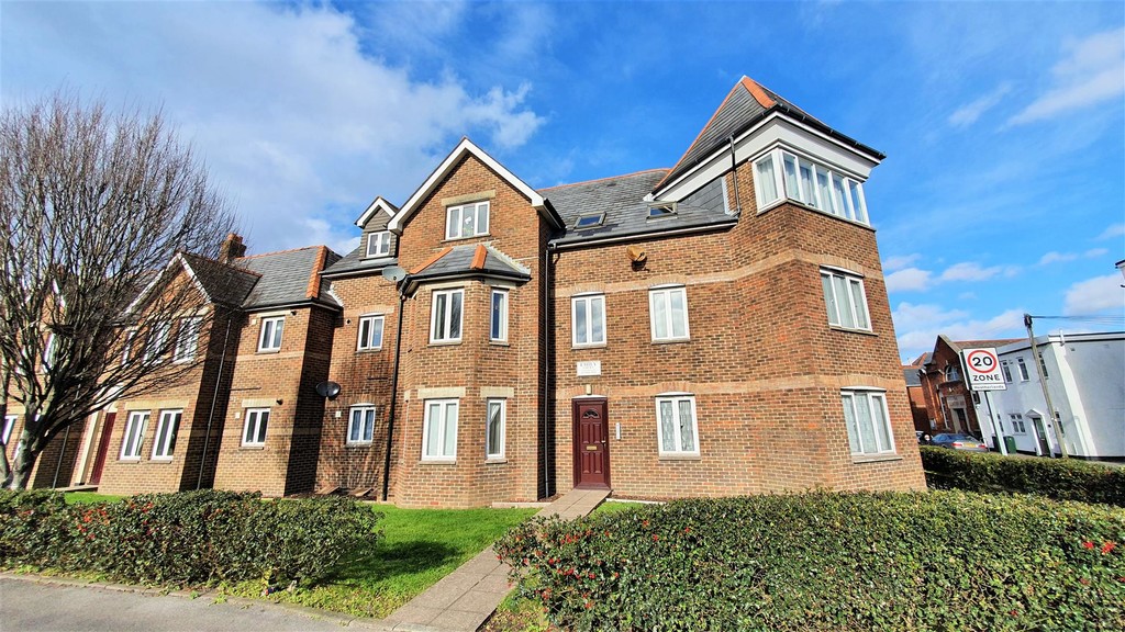 2 bed 1st Floor Flat for rent in Dorset. From Martin & Co - Poole