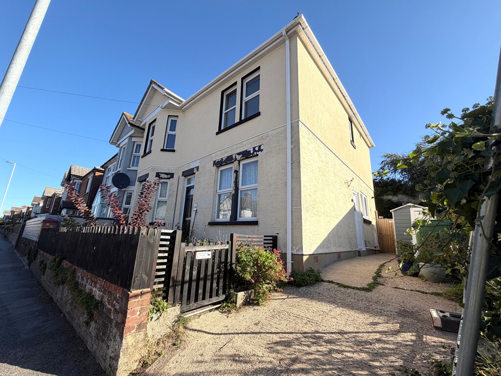 3 bed 1st Floor Flat for rent in Poole. From Martin & Co - Poole 3 bed 1st Floor Flat for rent in Poole. From Martin & Co - Poole