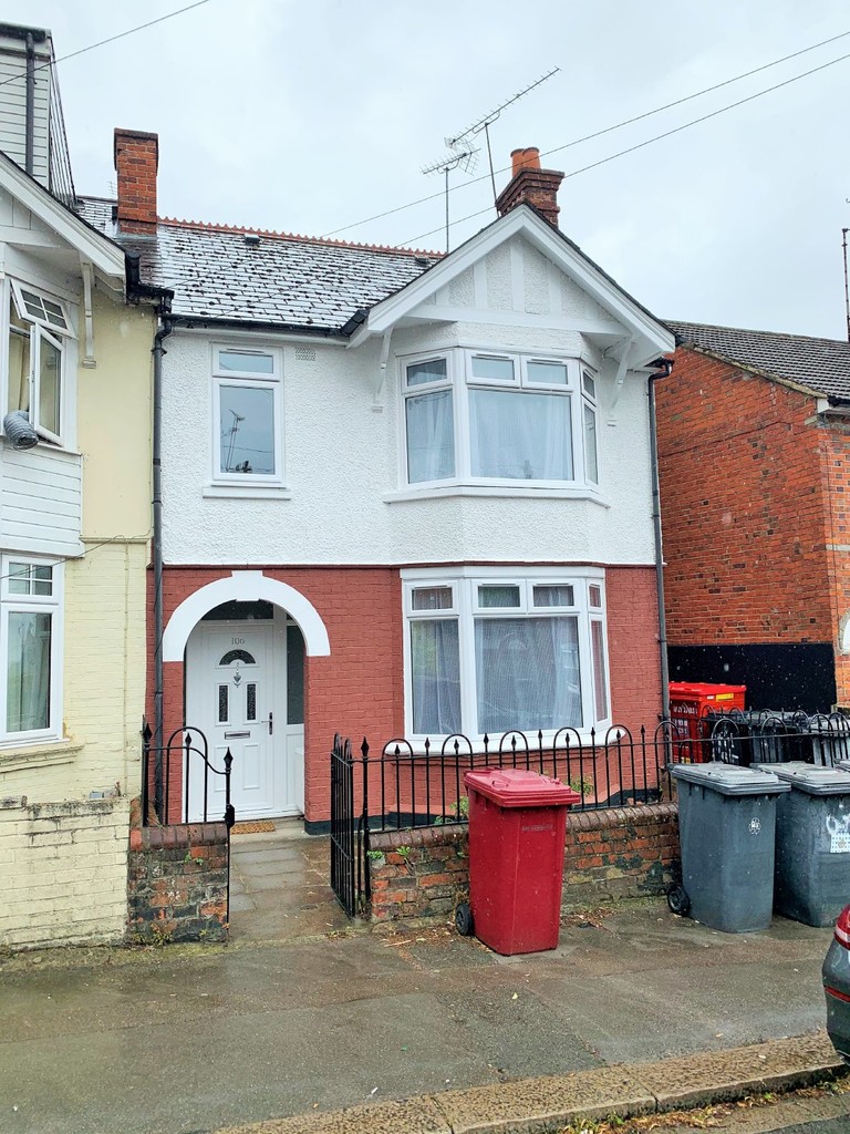 4 bed Semi-Detached House for rent in Berkshire. From Martin & Co - Reading
