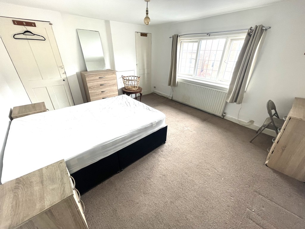 1 bed Flat Share for rent in UK. From Martin & Co - Reading